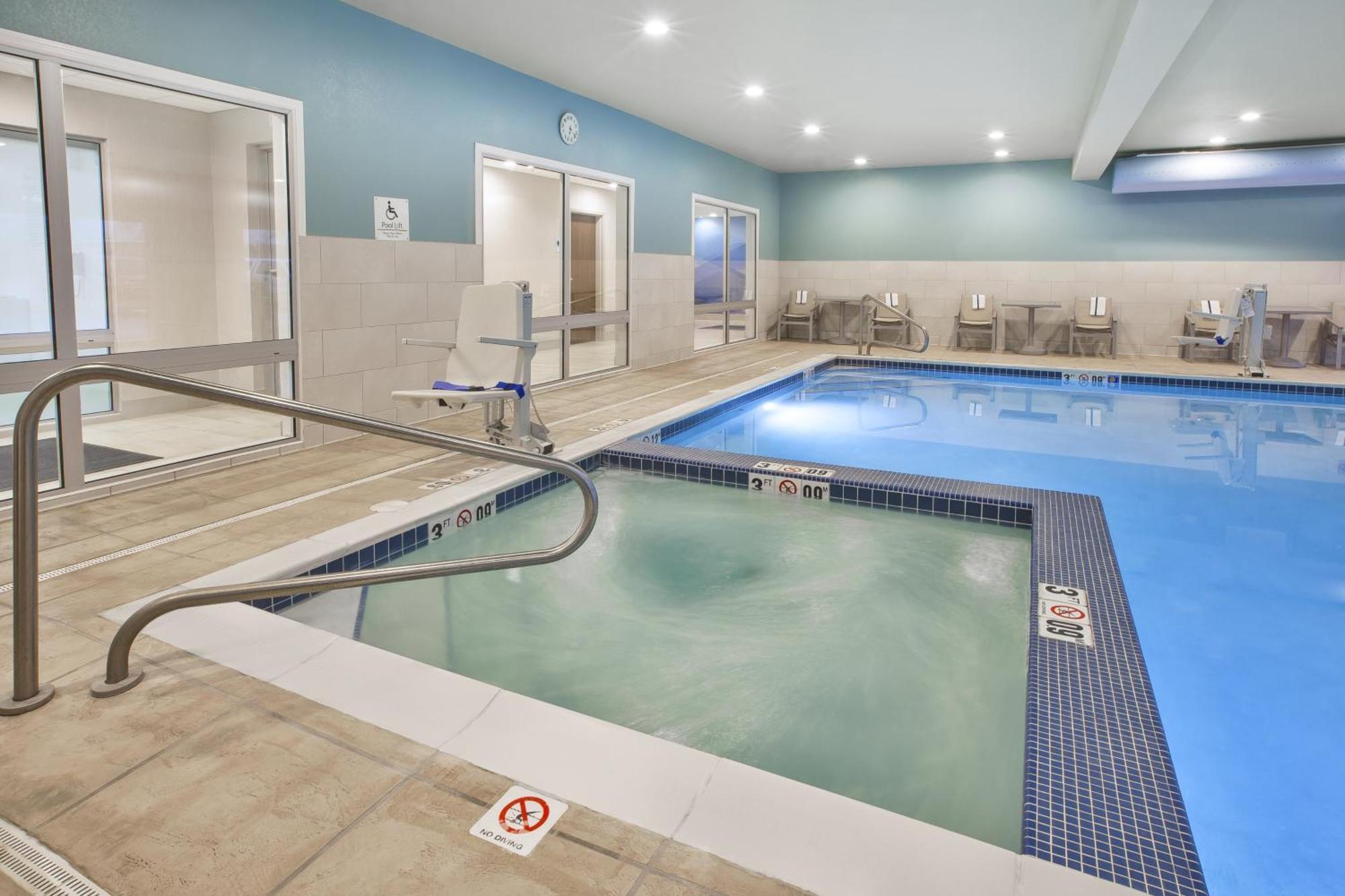 Holiday Inn Express & Suites - Parkersburg East By Ihg Exteriör bild